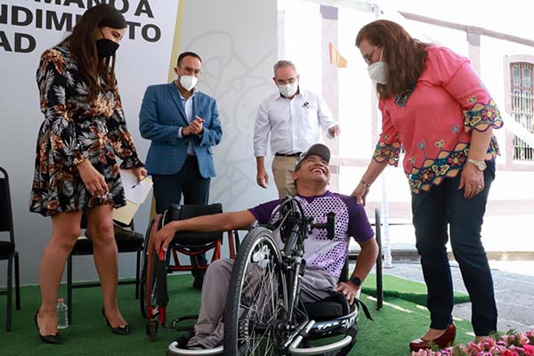 SEDIF y Salud entregan bicicletas de mano a deportistas de alto rendimiento