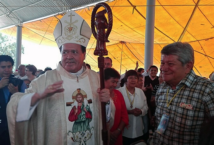 Norberto Rivera, “protector de pederastas”, reclaman durante misa en Tehuacán