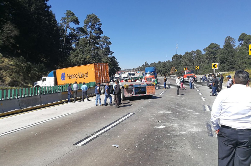 Hasta Cepillín quedó varado dos horas en la México-Puebla por accidente