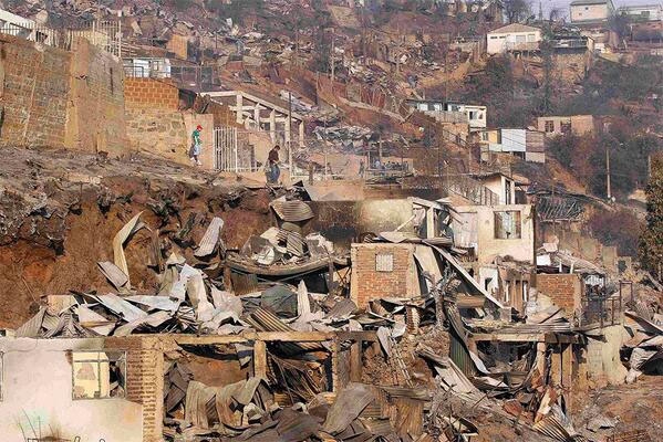 FOTOS: Al menos 16 muertos por incendio en barrios pobres de Valparaíso