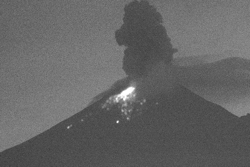 Explosiones constantes del Popocatépetl lanzan ceniza sobre Puebla