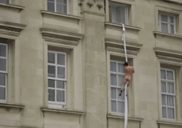 VIDEO: Hombre desnudo saltó por ventana del Palacio de Buckingham