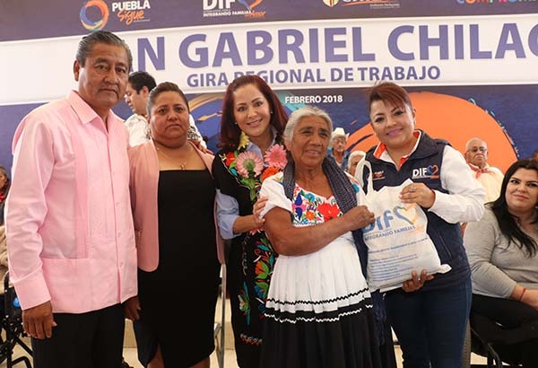 Dinorah López de Gali entrega apoyos a las familias de San Gabriel Chilac