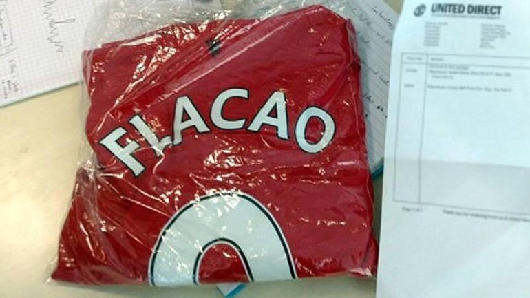 Manchester United y el error en playera de Falcao