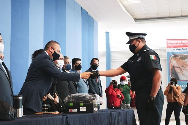 Guillermo Velázquez entregó unifomes y equipamiento a policías de Atlixco