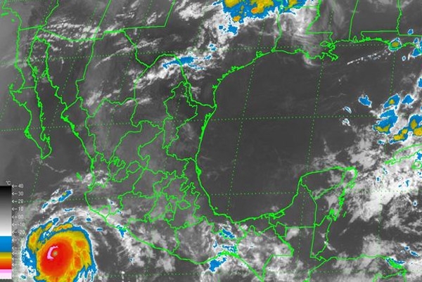 Huracán “Cristina” sube a categoría 4; lluvias fuertes en Puebla