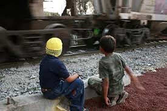 Niños migrantes son presa de explotación laboral y sexual en México