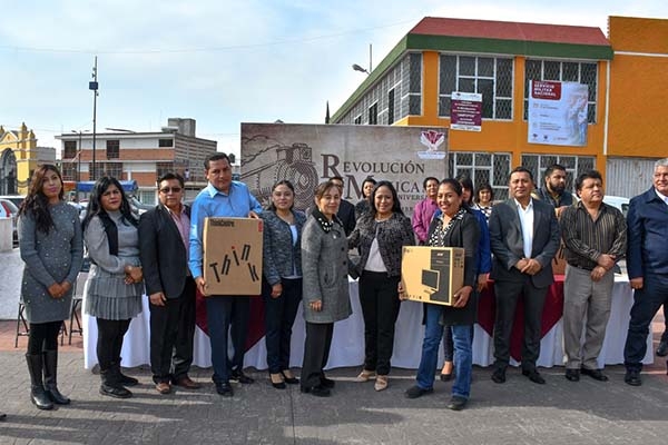 Lupita Daniel entregó equipo de cómputo para escuelas de Cuautlancingo