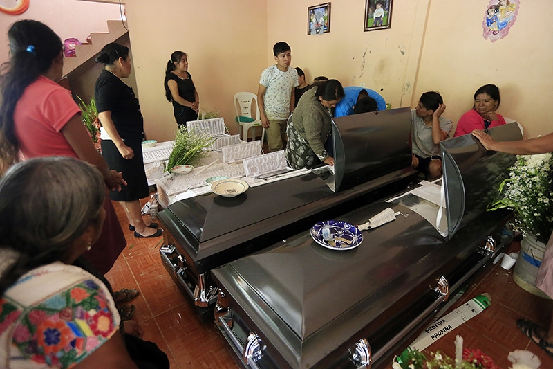 FOTOS: Xaltepec, Puebla, llora a sus muertos por Earl