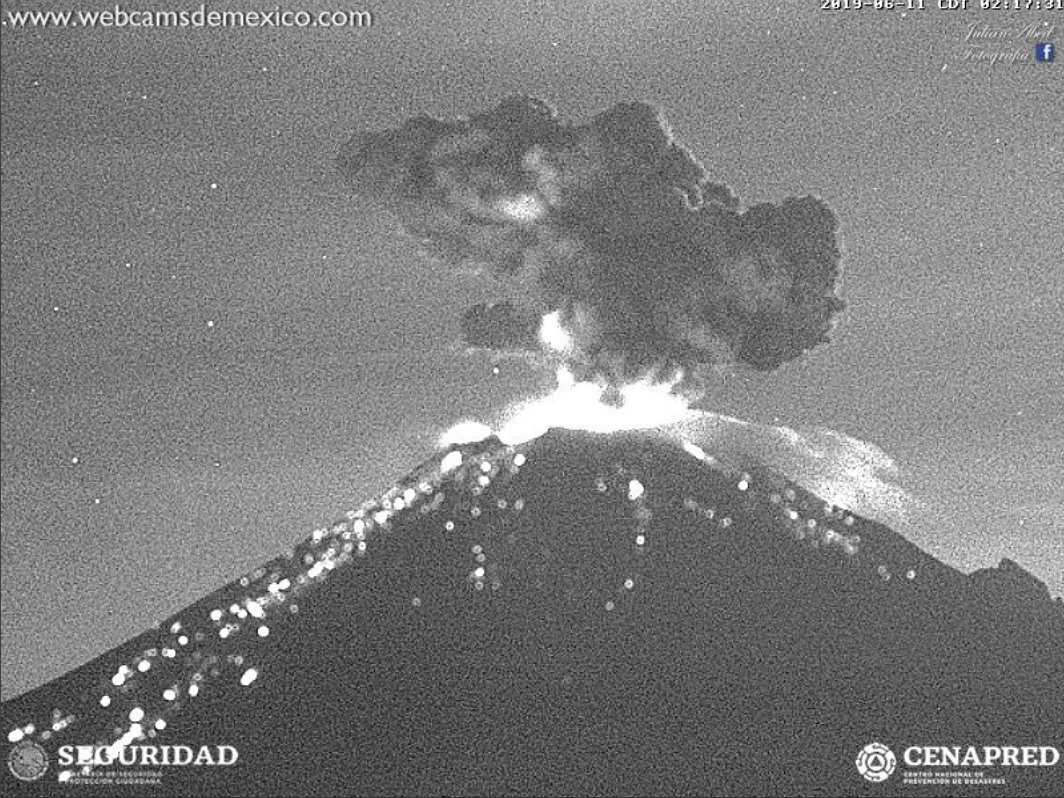 Popocatépetl arrojó material incandescente en la madrugada