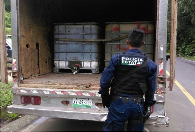 Policía localizó dos camionetas con 4 mil 800 litros de combustible robado en Puebla