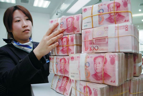 China devalúa su moneda y arrastra a los mercados internacionales