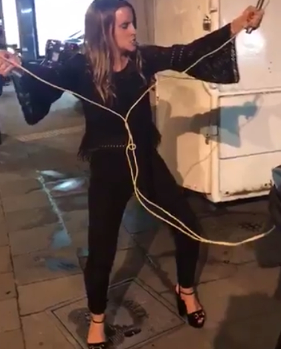 VIDEO: Surge #LadyToques, ebria pide descargas eléctricas hasta que…