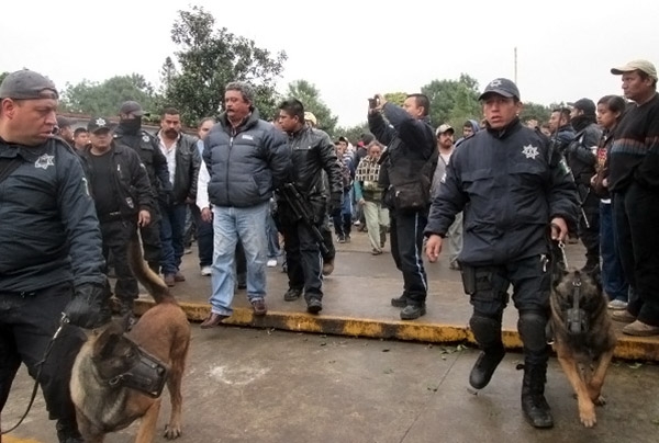 Intentan linchar a maestro por acoso en Huauchinango; SEP investiga