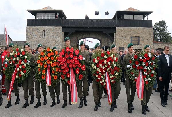 Miles conmemoran liberación del campo de exterminio nazi de Mauthausen