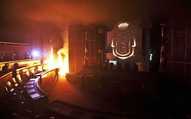 VIDEO: Maestros incendian el Congreso de Guerrero