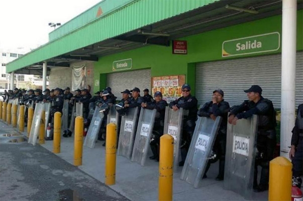 Normalistas saquean centros comerciales de Chilpancingo
