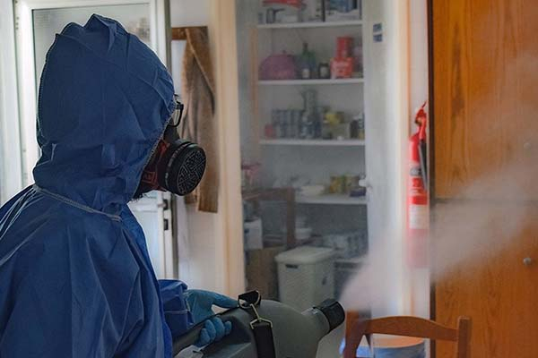 Fumigación de calles y túneles sanitizantes, un riesgo para la salud, advierte investigador de la BUAP