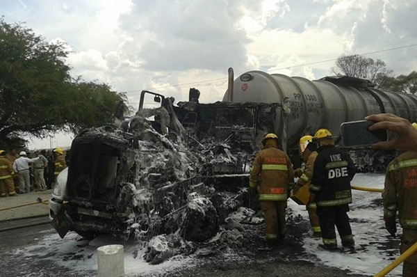 Pipa con gasolina explota al chocar con tren en Aguascalientes