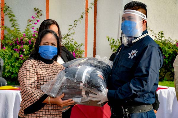 Cuautlancingo: Lupita Daniel entrega uniformes, patrullas y equipo a policías municipales