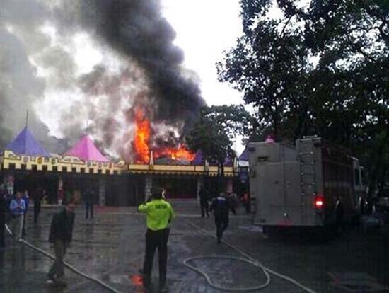 Se registra incendio en Six Flags México
