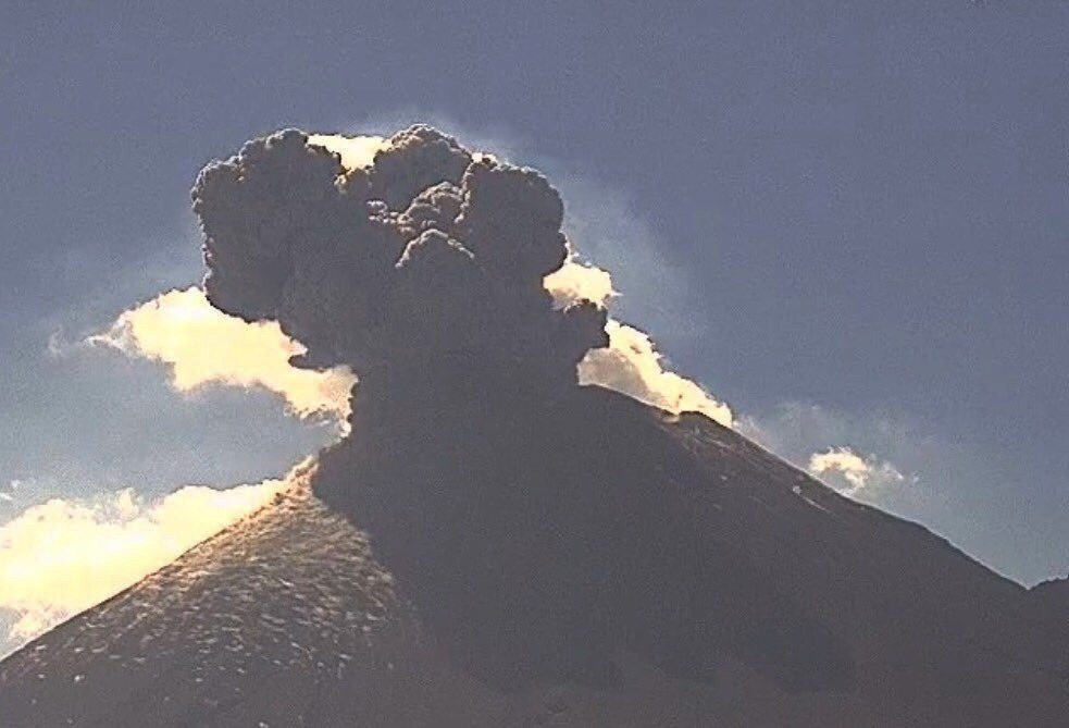 Popocatépetl emite columna eruptiva y lanza ceniza a Puebla y Morelos
