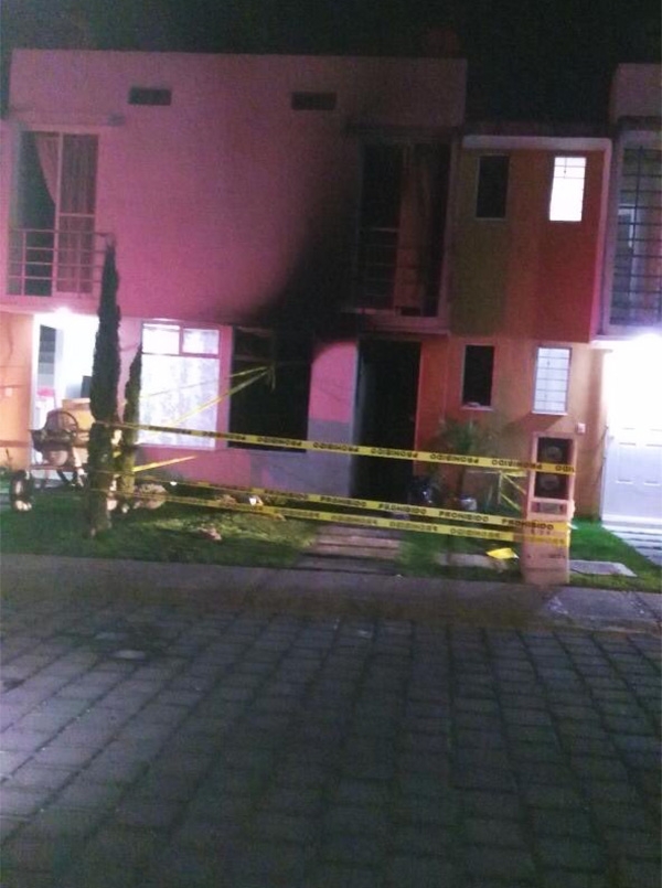 Huachicolero incendia casa al discutir con su esposa en Bosques de San Sebastián