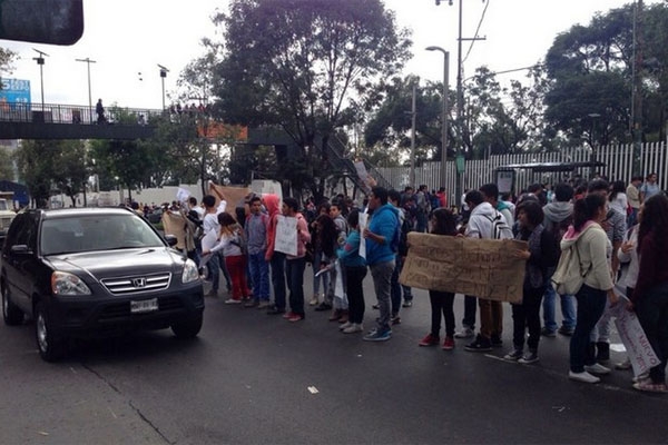 Estudiantes bloquean 11 planteles del IPN por nuevo reglamento