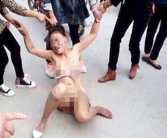 Golpean y desnudan a mujer en China por ser amante de un hombre casado