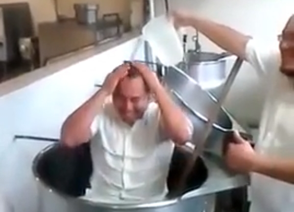 VIDEO: IMSS Puebla sanciona a empleado por bañarse en una olla