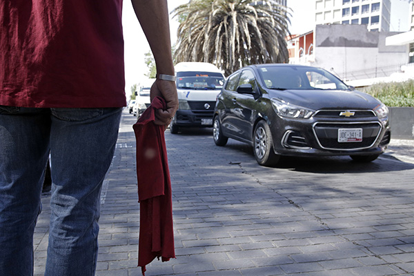 Franeleros no podrán apartar lugares, pero sí lavar coches con permiso de Segom