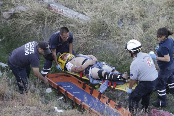 Cuatro lesionados, saldo de volcadura de automóvil en el Periférico