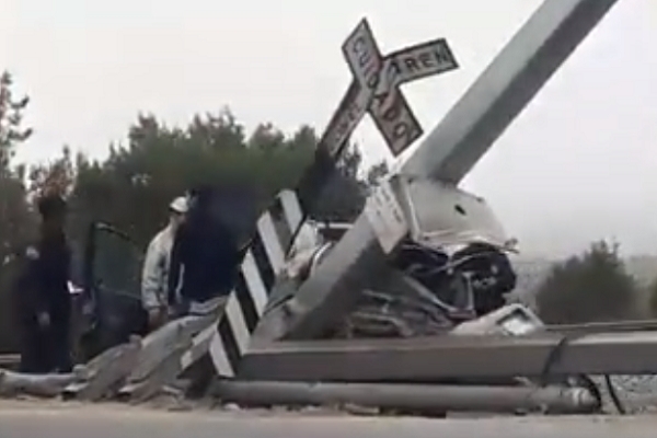 Muere conductor al tratar de ganar el paso al tren en El Seco