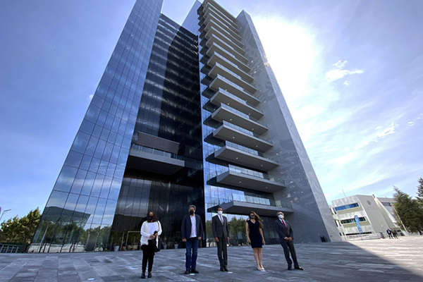 Rector Esparza Ortiz entrega la Torre BUAP