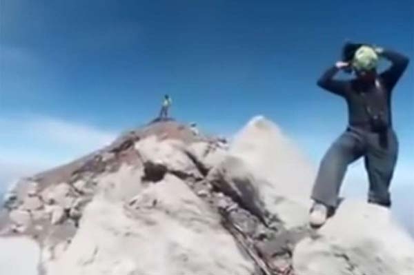 Identificados, los jóvenes “irresponsables” que subieron al cráter del Popocatépetl