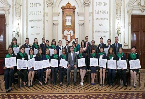 Alcalde de Puebla entrega reconocimientos a 30 docentes del BINE