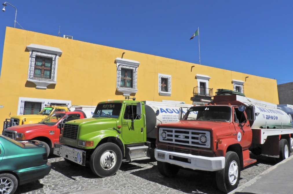 Dueños de pipas se manifiestan en Casa Aguayo contra inseguridad