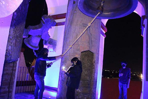 San Pedro Cholula honra con concierto de campanas a personal médico y víctimas de COVID-19