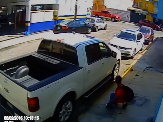 VIDEO: Así roban autopartes en Prados Agua Azul