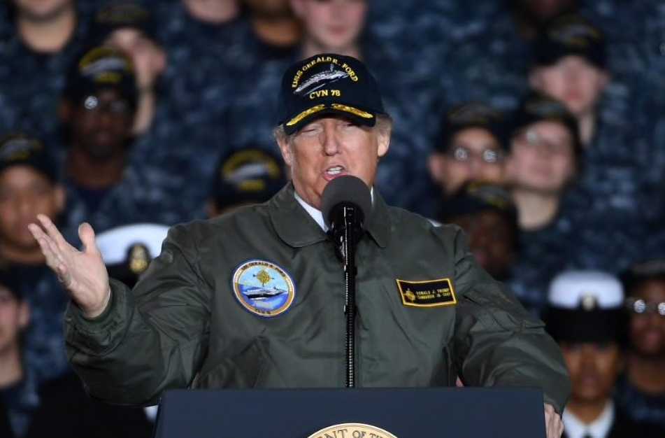 Por sus trastornos, no a transgéneros en el Ejército de EU: Trump