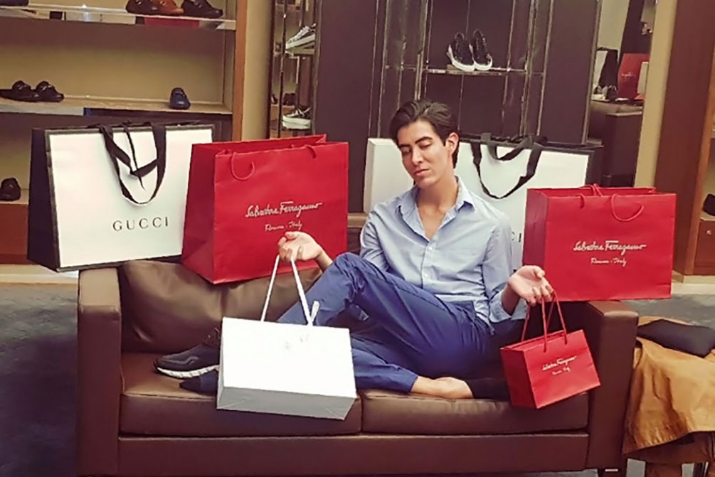 Hijo de general exhibe “vida dorada” de compras y viajes
