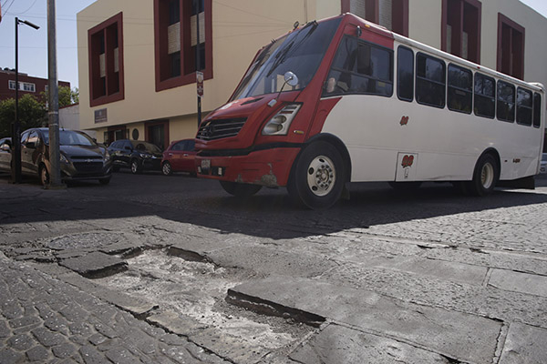 Baches y falta de alumbrado público, principales quejas de poblanos: INEGI