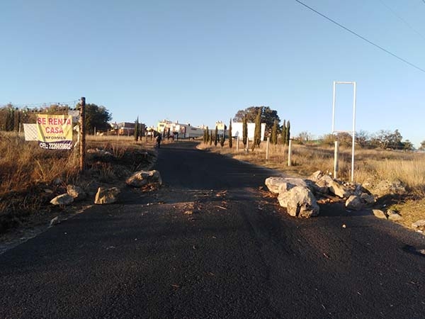 Ejidatarios bloquean el camino a Jardines de la Montaña por incumplimiento en el pago de cuotas