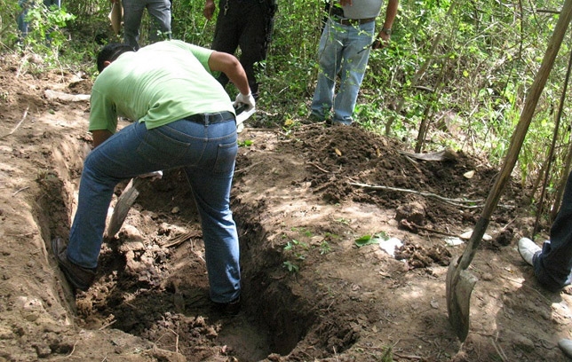 Localizan siete fosas clandestinas más cerca de Iguala