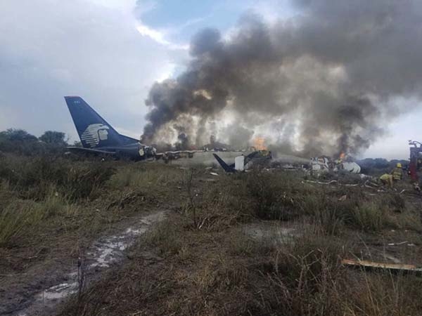 Aeroméxico despide a pilotos de avión accidentado en Durango