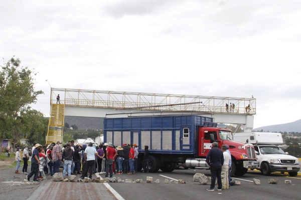 Pobladores de Santa Rita Tlahuapan cerraron autopista y federal a México; acusan fraude electoral