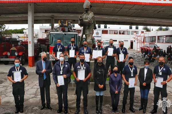 Movimiento Animalista de Puebla reconoce a bomberos que rescataron a perros del socavón