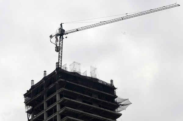Grúa de construcción quedó dañada tras el sismo en Angelópolis