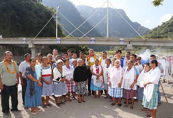 Tony Gali inaugura puente El Encinal en Jopala