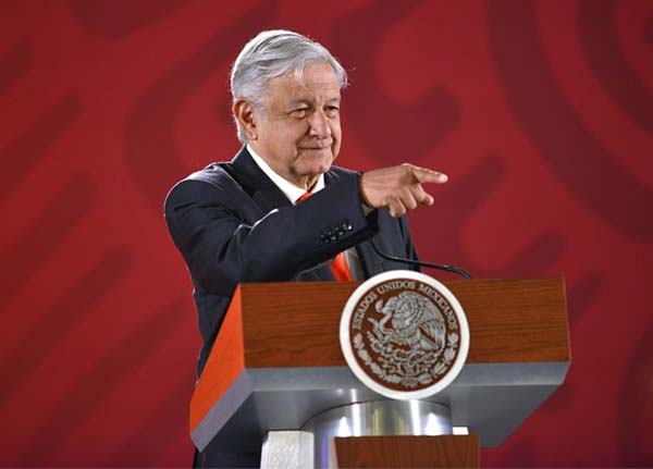 Abuchean a AMLO durante evento en Morelia